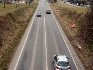Imagen de apoyo: Al circular en una carretera de una pista por sentido, tu vehículo debe ubicarse: