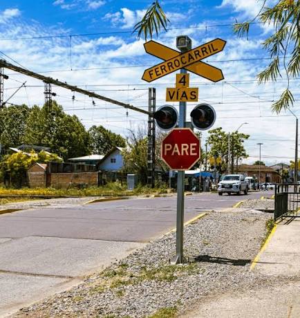 Imagen de apoyo: Al llegar a un cruce ferroviario, lo correcto es: