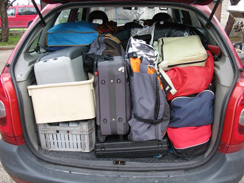 Imagen de apoyo: Al transportar carga pesada en la parte posterior del vehículo: