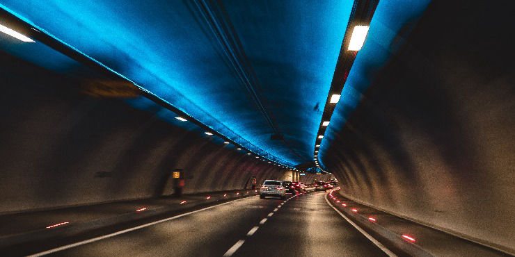 Imagen de apoyo: Al circular por un túnel debes: