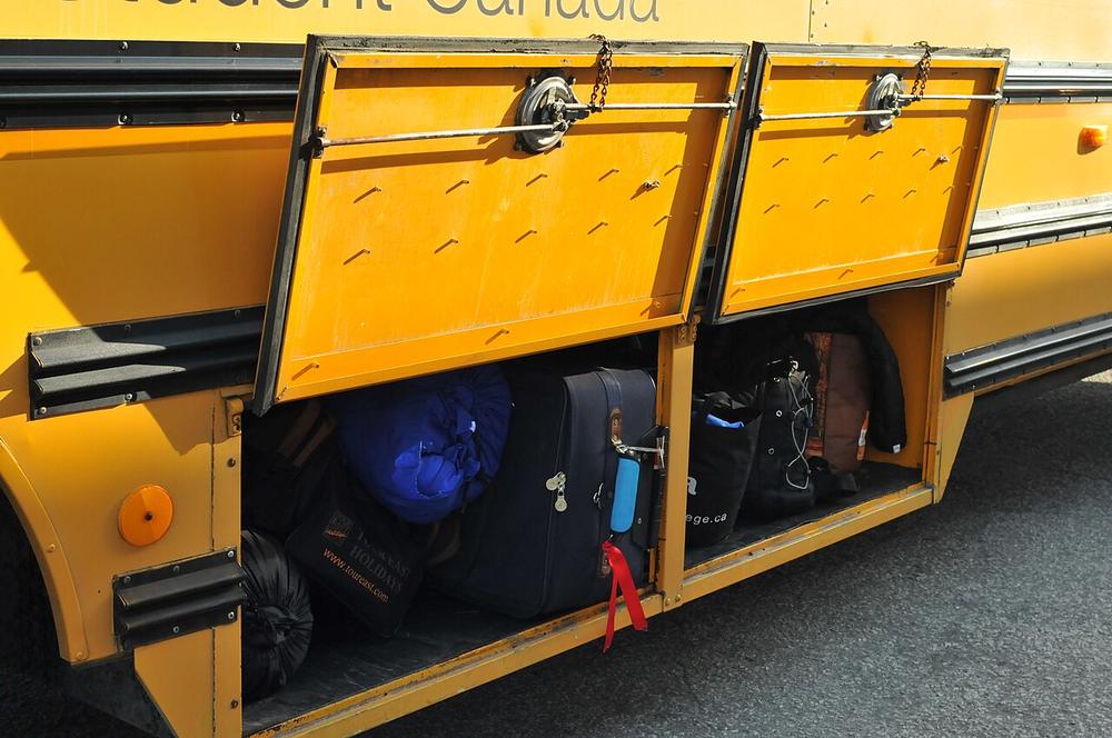 Imagen de apoyo: El equipaje transportado en los maleteros de un bus debe acondicionarse y sujetarse porque: