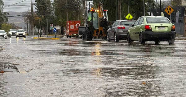 Imagen de apoyo: Al encontrarse la calzada húmeda, con hielo o con pavimento resbaladizo por la lluvia, ¿qué debe hacer la persona que conduce?