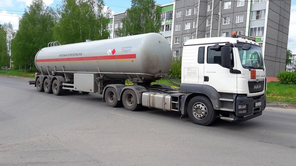 Imagen de apoyo: Los camiones que transportan gas licuado (GLP) deben llevar:
