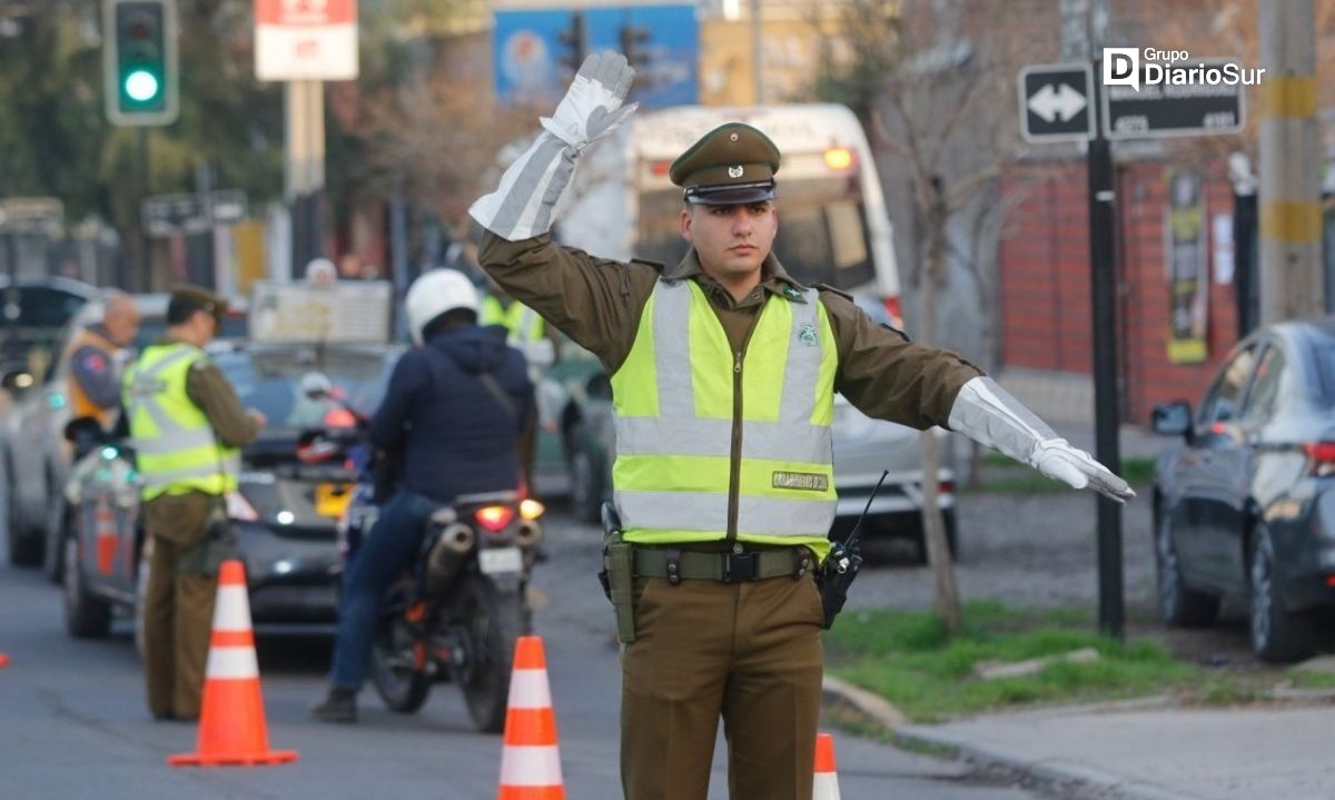 Imagen de apoyo: Si enfrentas un semáforo con luz roja y Carabineros te indica que debes avanzar, debes: