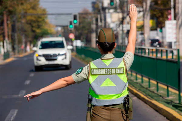 Imagen de apoyo: Un carabinero visto de frente o de espalda indica: