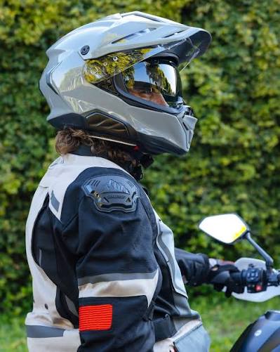 Imagen de apoyo: Para mejorar la visibilidad del motociclista, los cascos deben contar con: