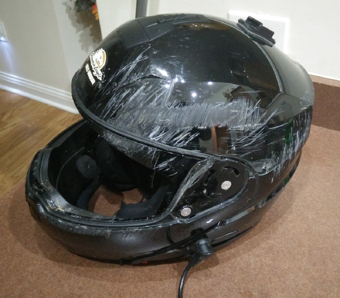 Imagen de apoyo: Un casco que sufrió un impacto: