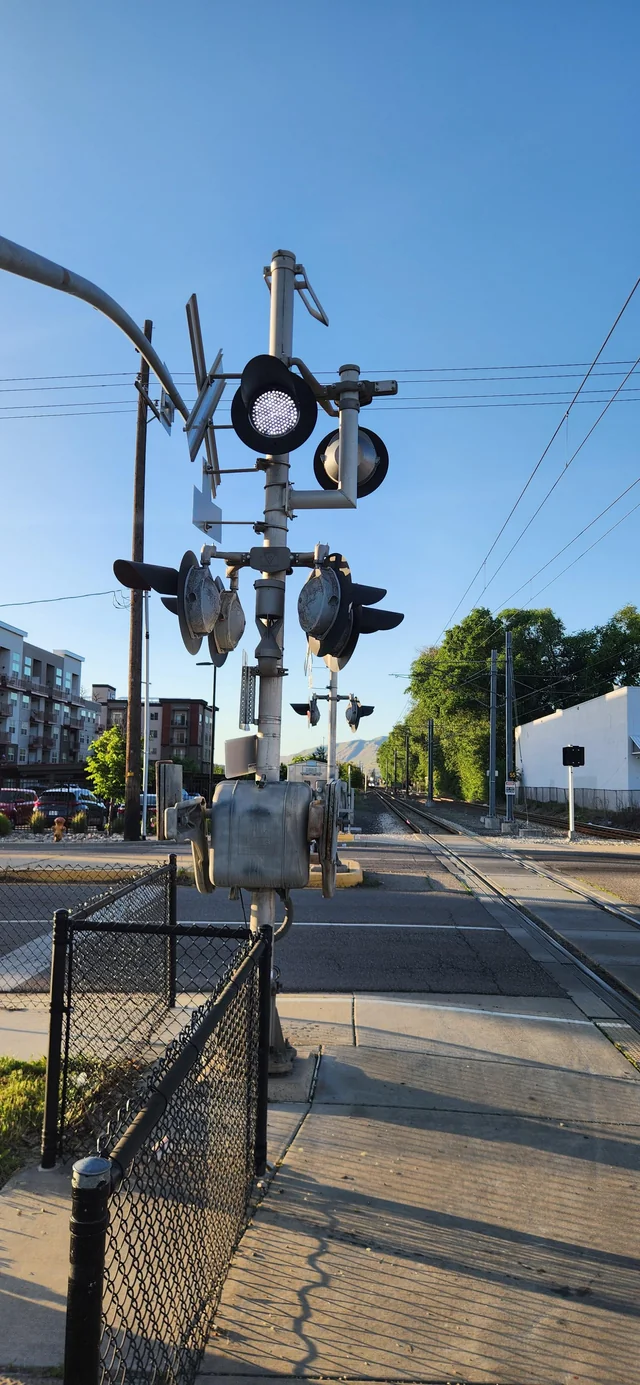 Imagen de apoyo: En un cruce ferroviario con señales luminosas, la luz blanca indica: