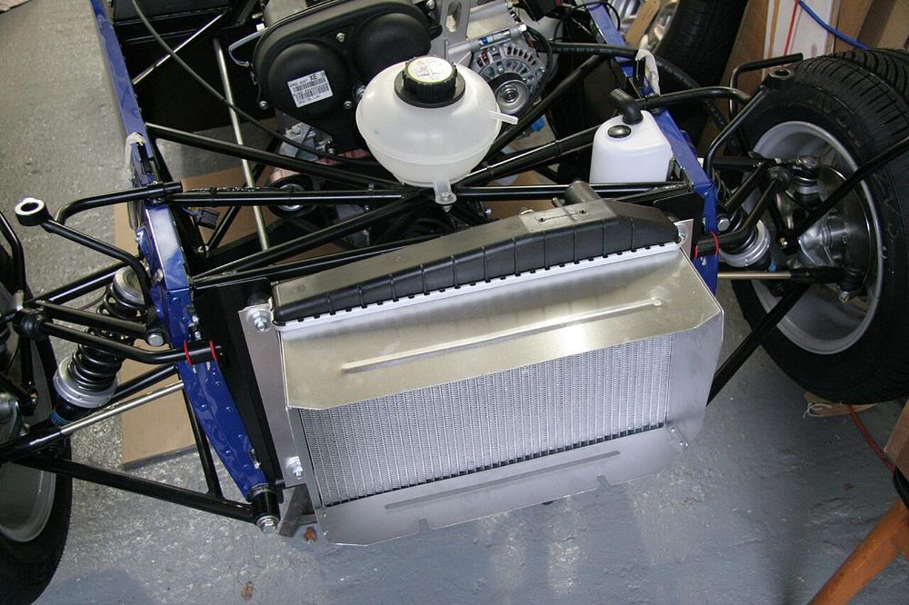 Imagen de apoyo: Si el motor está sobrecalentado por falta de agua en el sistema de refrigeración: