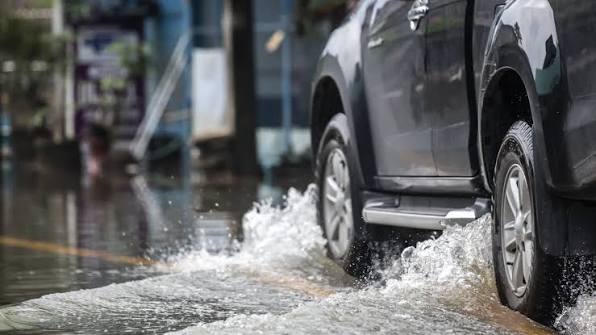 Imagen de apoyo: El fenómeno de aquaplaning o hidroplaneo se produce cuando: