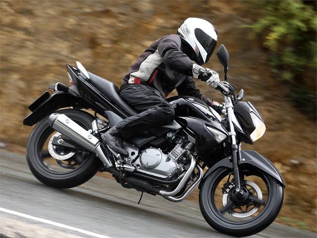 Imagen de apoyo: El freno principal de una motocicleta, el que realmente la detiene, es: