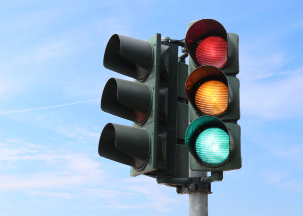 Imagen de apoyo: En un semáforo del transporte público, el color verde puede estar reemplazado por: