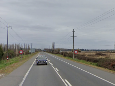 Imagen de apoyo: En zona no urbana, con una sola pista por sentido, la velocidad máxima para vehículos livianos es: