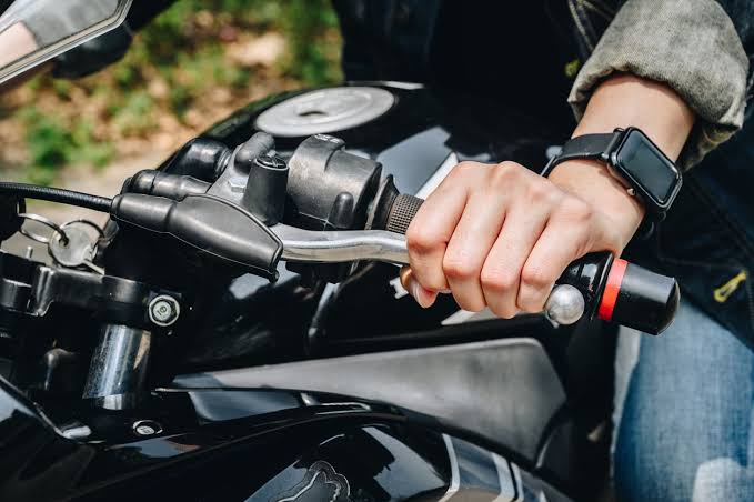 Imagen de apoyo: El freno motor en la motocicleta se utiliza: