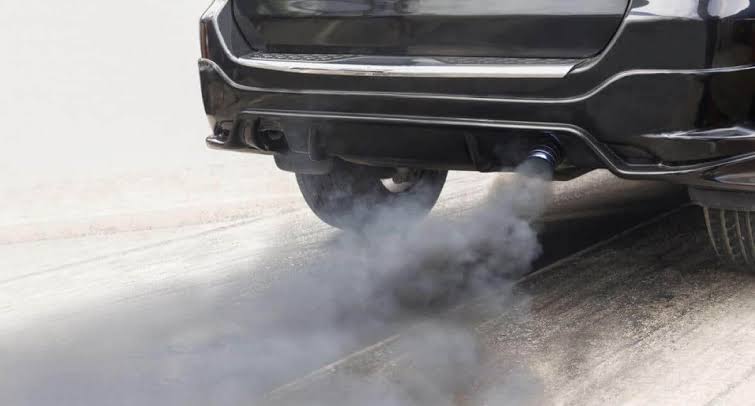 Imagen de apoyo: Humo negro por el tubo de escape indica: