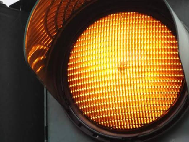 Imagen de apoyo: La luz amarilla intermitente del semáforo indica: