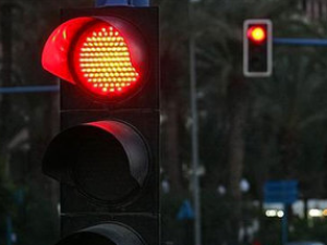 Imagen de apoyo: La luz roja intermitente del semáforo indica: