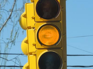 Imagen de apoyo: Los vehículos que enfrenten una luz amarilla en el semáforo, deberán: