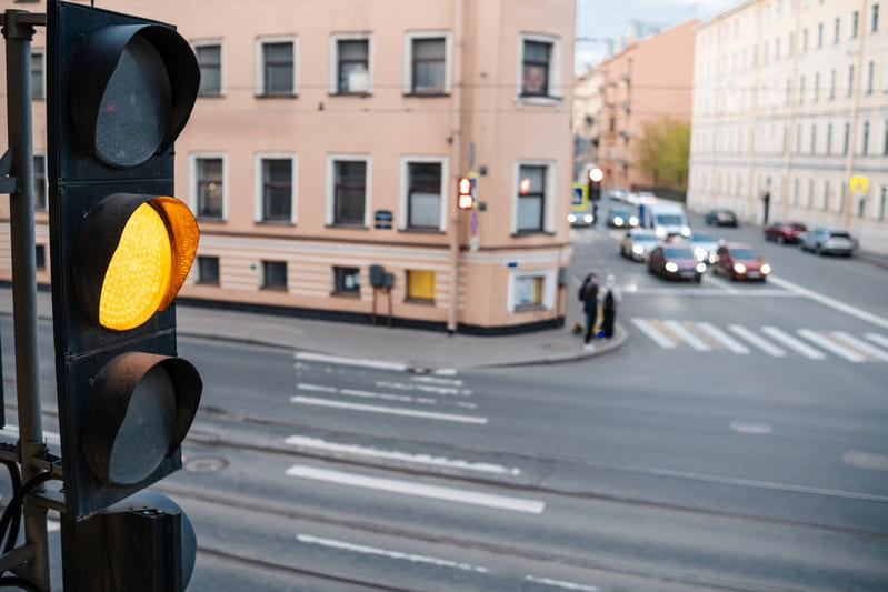 Imagen de apoyo: Una luz amarilla intermitente significa: