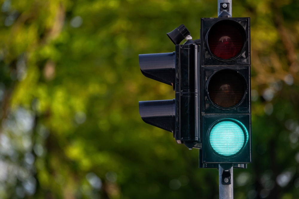Imagen de apoyo: Con luz verde, ¿en qué caso NO debes entrar al cruce?