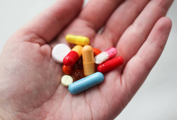 Imagen de apoyo: Si estás enferma/o y estás tomando medicamentos: