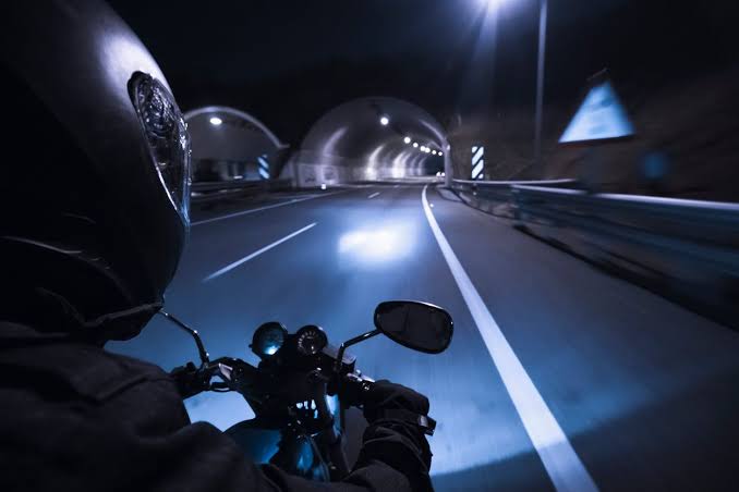 Imagen de apoyo: Conducir de noche en motocicleta exige: