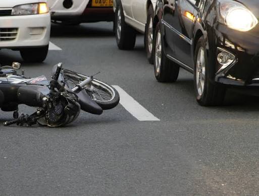 Imagen de apoyo: Si asistes a una persona motociclista o ciclista lesionada que lleva casco: