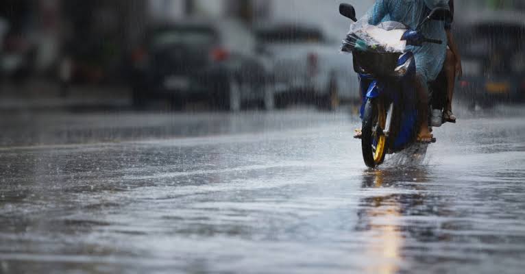 Imagen de apoyo: En pavimento mojado, el motociclista debe considerar que: