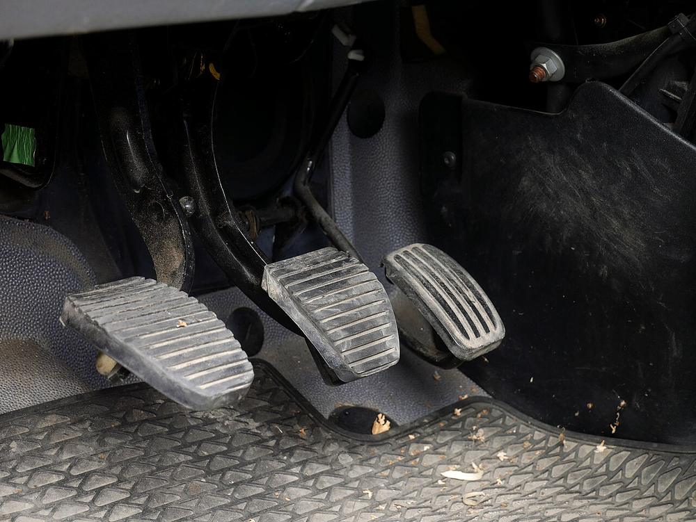 Imagen de apoyo: Al frenar, el pedal se siente blando y esponjoso al final de su recorrido. Esto indica:
