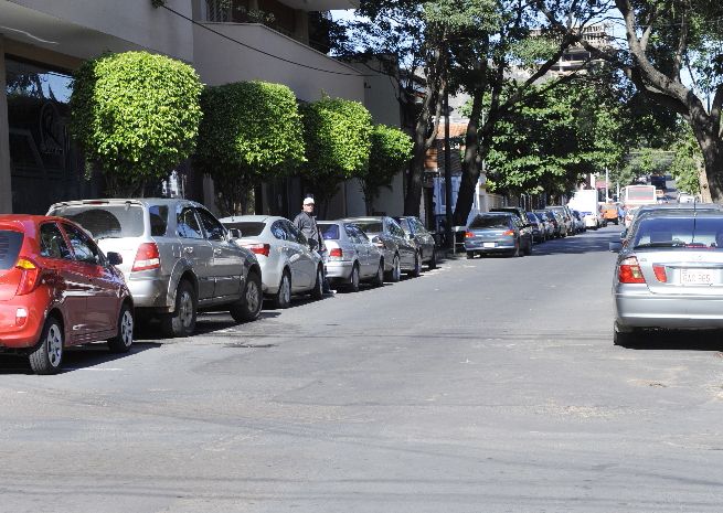 Imagen de apoyo: Por regla general, ¿cómo debes estacionar tu vehículo?