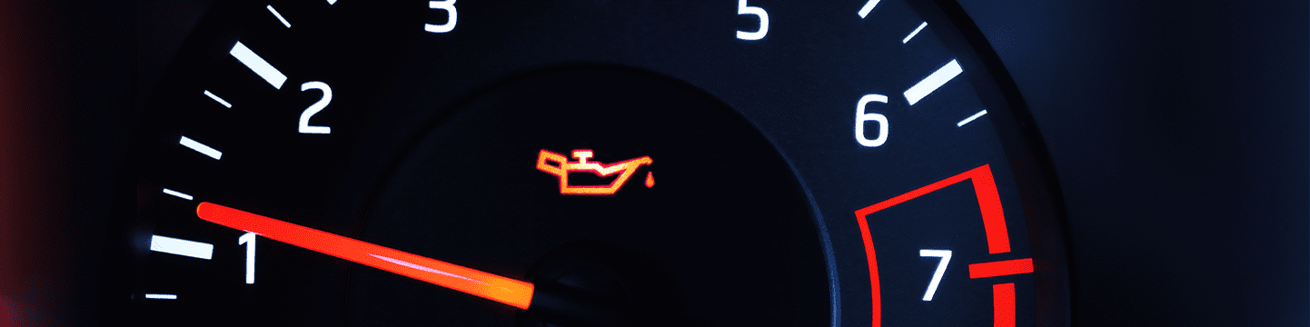 Imagen de apoyo: Si con el motor funcionando se enciende la luz roja indicadora de presión de aceite, se debe: