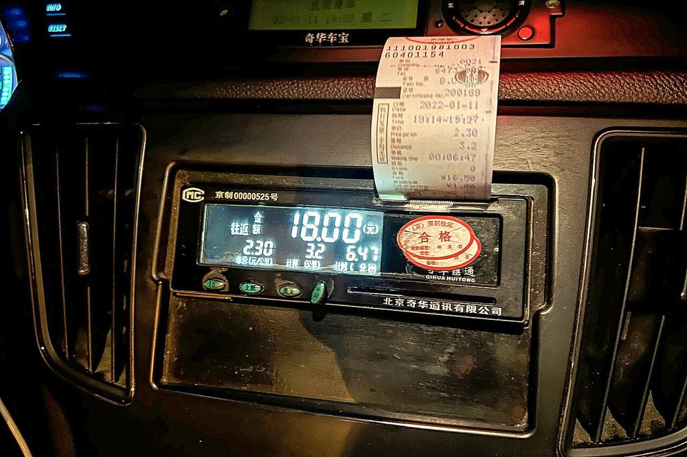 Imagen de apoyo: En un taxi con taxímetro, éste debe ponerse en marcha: