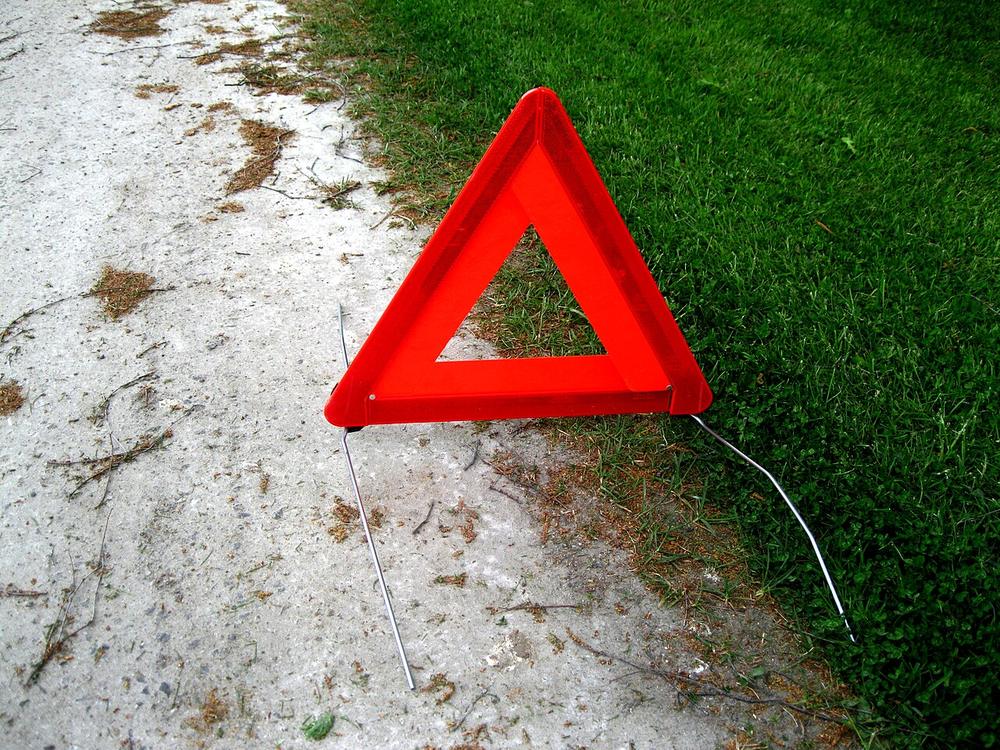 Imagen de apoyo: Los dispositivos de emergencia (triángulos) se colocan:
