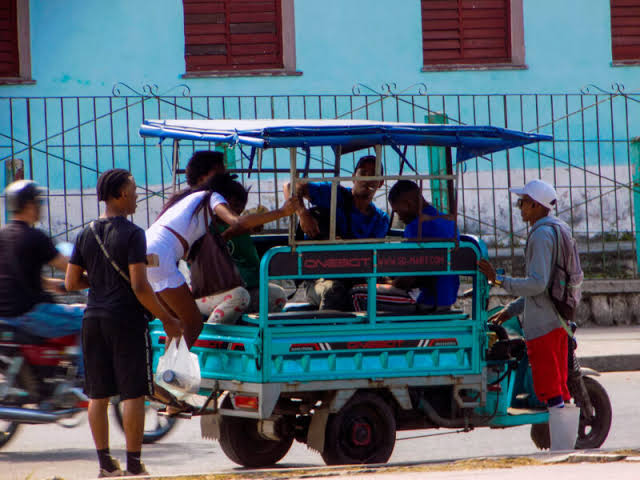 Imagen de apoyo: ¿Cuándo puedes transportar pasajeros en tu triciclo motorizado de carga, en el espacio destinado para la carga?