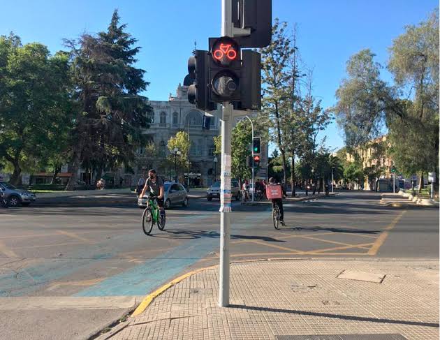 Imagen de apoyo: Un semáforo con cabezal especial para ciclistas implica que: