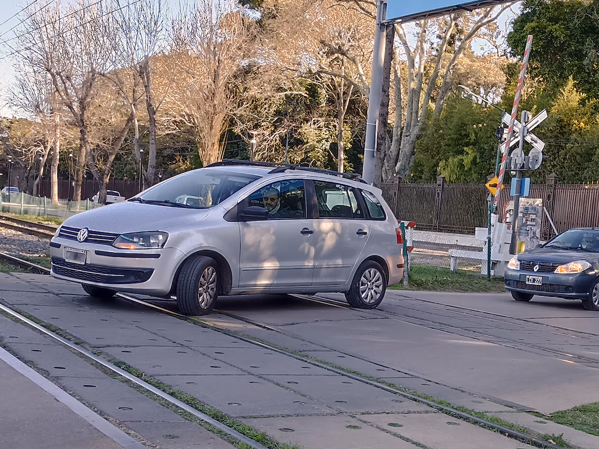 Imagen de apoyo: Si tu vehículo se descompone sobre un cruce ferroviario, lo primero es: