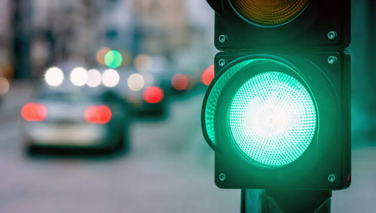 Imagen de apoyo: La luz verde del semáforo indica: